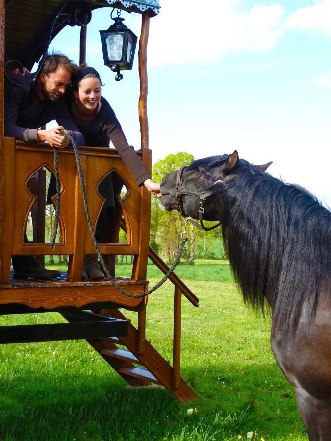 Treffléan Une Roulotte Et Des Chevaux מראה חיצוני תמונה